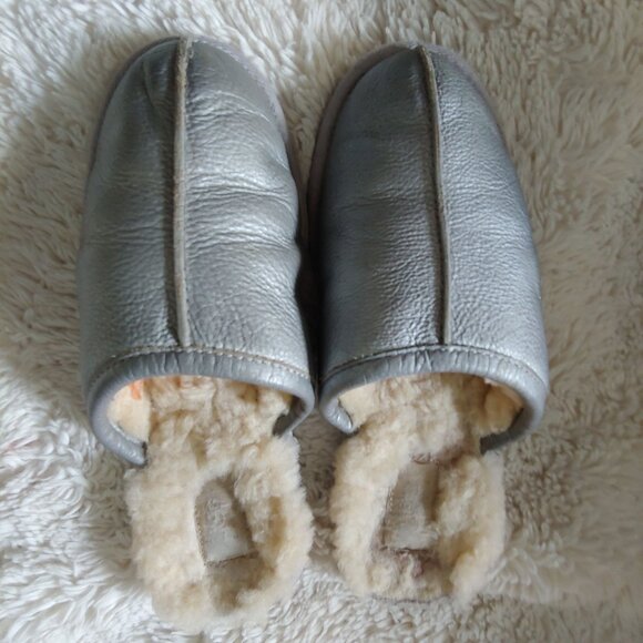 UGG Women's Slides Pearle Metallic Silver Fur Lined Scuff Slipper 9 - Picture 3 of 8